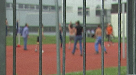 Häftlinge hinter Gitter