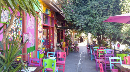 Chania (Kreta)  - Café mit bunten Stühlen