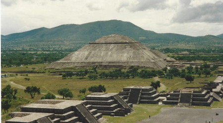 Mexico - Blick von Mondpyramide auf Sonnenpyramide mit Totenstraße