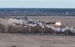 Abgeschossener russischer Hubschrauber verglüht in Feuerball: Die Rakete kam vom rechten Bildrand