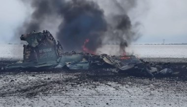 Russisches SU 34-Flugzeugwrack qualmt nach Abschuss