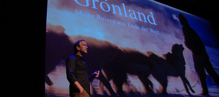 Markus Lanz vor seinem Buchcover